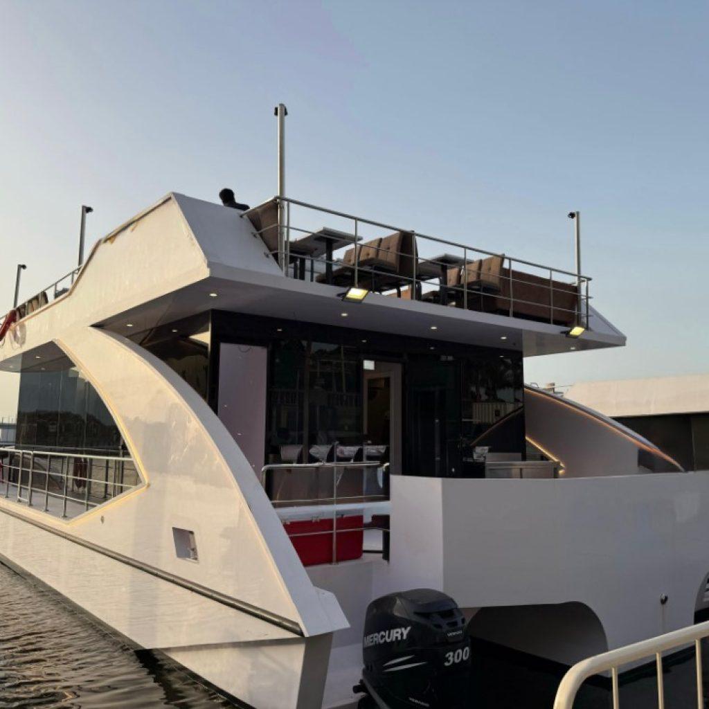 Luxury Yacht Cruise with Buffet Dinner & Sightseeing – Dubai Marina
